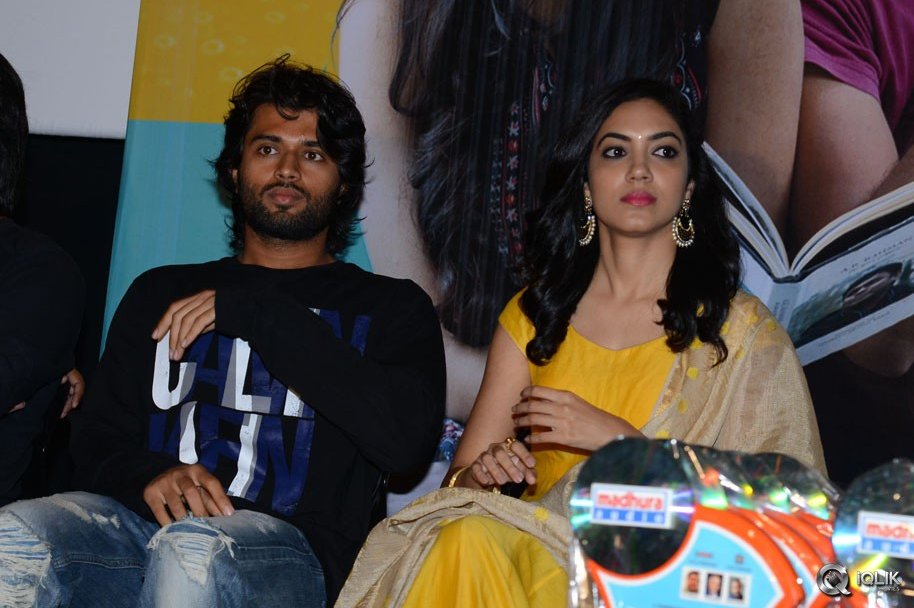 Pelli-Chupulu-Movie-Abhinandhana-Sabha